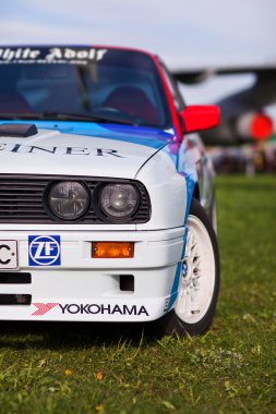 Kiev, Ukrayna - 22 Nisan 2016: Araba Bmw e30 M3 Festivali'nde vintage arabalar Oldcarland-2016 Kiev. Yan görünüm, önünde