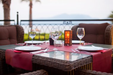 Tablo bir restoranda açık havada servis