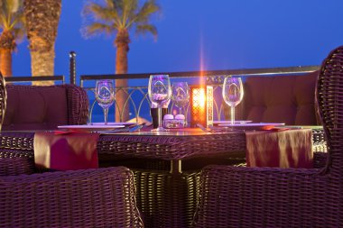 Tablo bir restoranda açık havada akşam anda hizmet