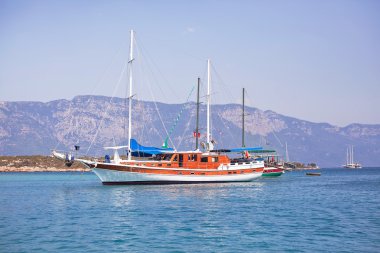 Yelkenli Yatlar sakin koyda demirlemiş. Ege Denizi, Türkiye