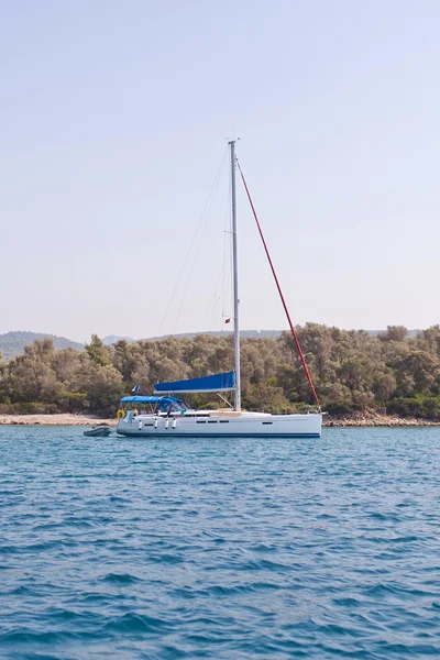 Sailing yacht anchored. Aegean Sea, Turkey — Stock Photo, Image
