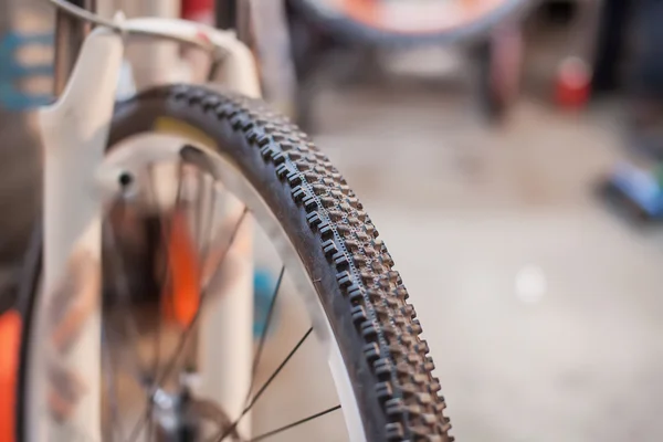 Крупный план фото переднего каучука на велосипеде — стоковое фото