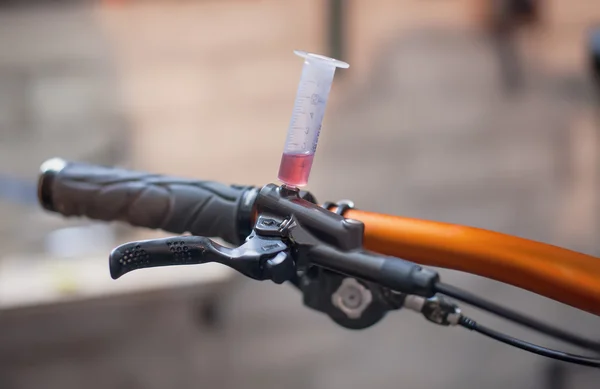 Sangrando los frenos en una bicicleta —  Fotos de Stock