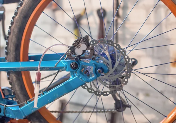 Sangrando os freios de disco em uma bicicleta — Fotografia de Stock