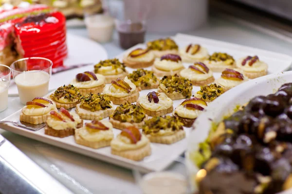 Pastas com frutas e pistácios na mesa do buffet — Fotografia de Stock