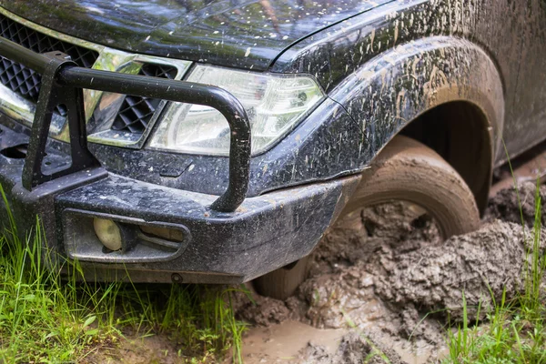 SUV 는 진흙에 갇혔고 바퀴는 막혀 있었어요 — 스톡 사진