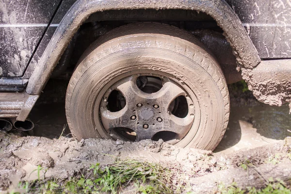 Внедорожник застрял в грязи, колесо крупным планом — стоковое фото