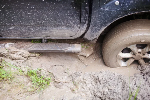 SUV çamura saplandı, tekerlek yakın çekim.