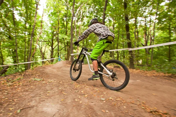 Sürücü Bisiklet yokuş aşağı dağ alan üzerinde