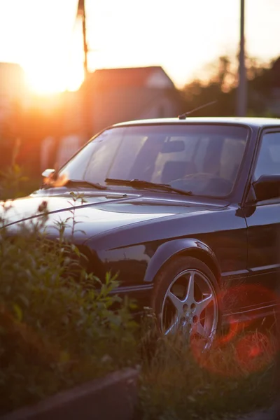 Parte frontal del coche viejo negro con puesta de sol beatifull — Foto de Stock