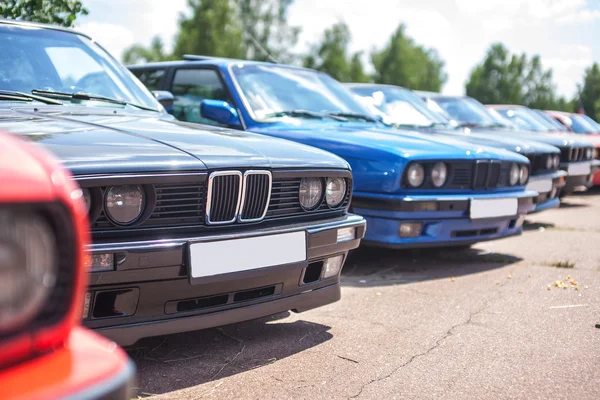 The front of black old car surrounded by the same machines — Stock Photo, Image