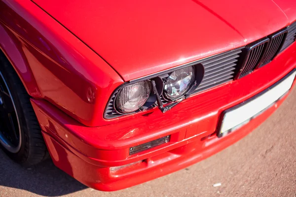 Faróis com arruela de farol do velho carro vermelho — Fotografia de Stock