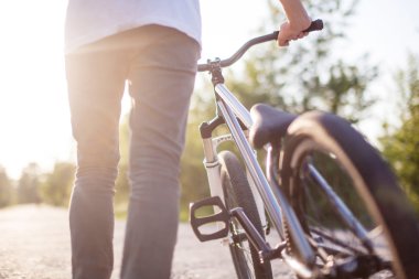 Çocuk bisiklet ile gün batımına doğru gider