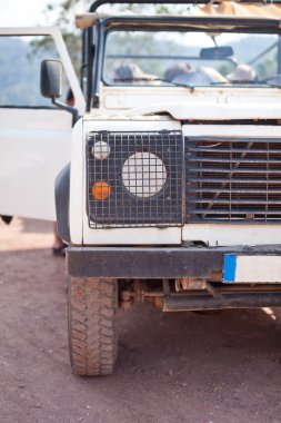 Yakın çekim fotoğraf off-road, beyaz eski SUV