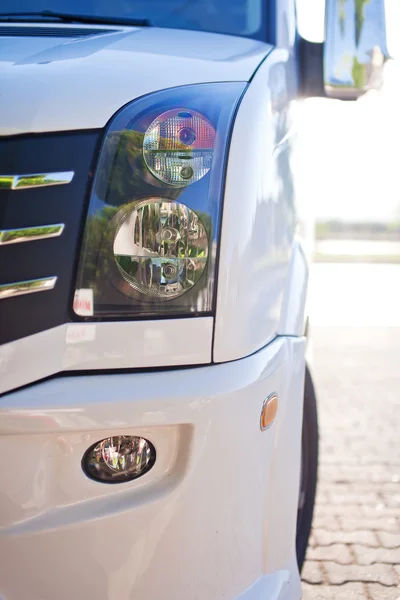 Close-up foto van witte moderne minibus — Stockfoto