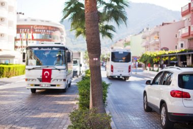 Marmaris, Türkiye - 14 Eylül, 2015: şehir sokak üzerinde hareket toplu taşıma