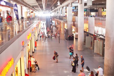 Dalaman, Türkiye - 20 Eylül, 2015: birçok Gezgin ile Dalaman yakın Uluslararası Havaalanı