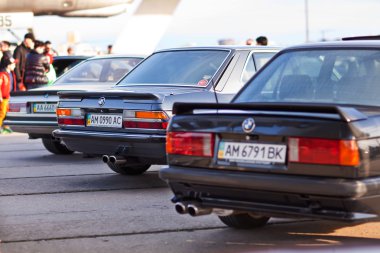 Kiev, Ukrayna - 23 Nisan, 2016: Bmw M3, M5, M6 eski arabalar - Oldcarland 2016 sergi