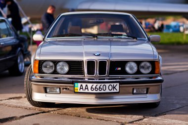 Kiev, Ukrayna - 23 Nisan, 2016: Bmw M6 eski arabalar - Oldcarland 2016 sergi