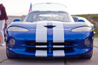 Kiev, Ukrayna - 23 Nisan, 2016: mavi Dodge Viper eski arabalar - Oldcarland 2016 sergi