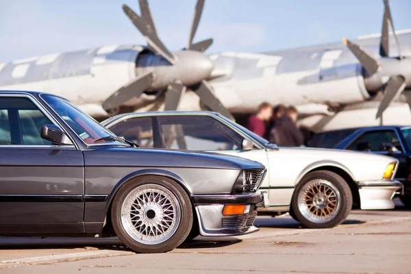 Kiev, Ucrania - 23 ABRIL, 2016: BMW M5, M6 en la exposición de coches viejos - OldCarLand 2016 — Foto de Stock