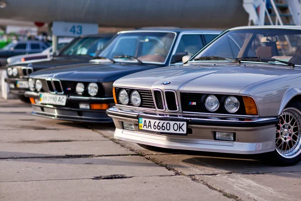 Kiev, Ukraine - 23 AVRIL 2016 : BMW M3, M5, M6 sur l'exposition de vieilles voitures - OldCarLand 2016 — Photo