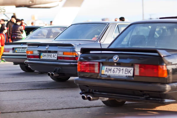 Kiev, Ucrania - 23 ABRIL, 2016: BMW M3, M5, M6 en la exposición de coches viejos - OldCarLand 2016 — Foto de Stock