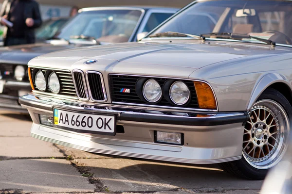 Kiev, Ucrania - 23 ABRIL, 2016: BMW M6 en la exposición de coches viejos - OldCarLand 2016 — Foto de Stock