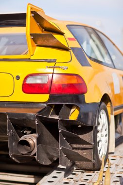 Sarı spor araba siyah difüzör ile Rearlights