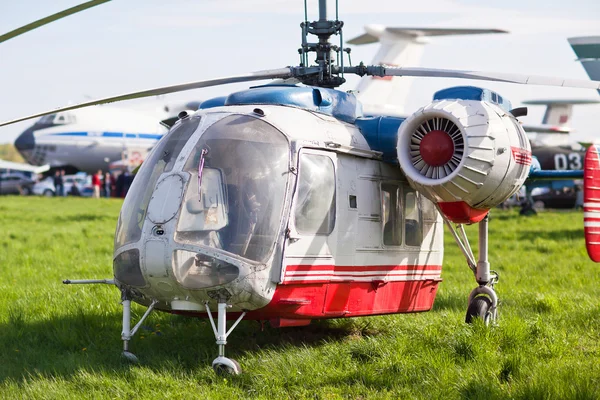 Russian helicopter standing on the grass with the engine OFF — Stock Photo, Image