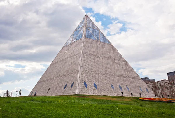 Palác míru a souladu - pyramida (Astana, Kazachstán) — Stock fotografie