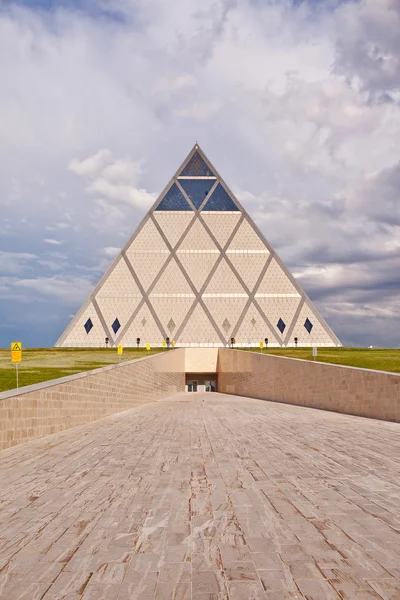 Palast des Friedens und der Übereinstimmung - Pyramide (astana, Kasachstan) — Stockfoto
