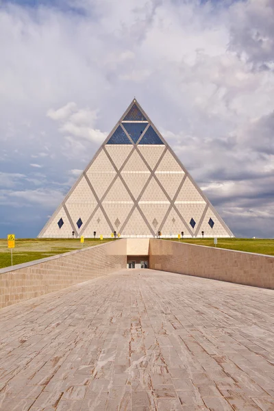 Palác míru a souladu - pyramida (Astana, Kazachstán) — Stock fotografie