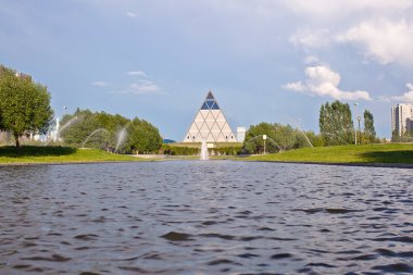 Barış Sarayı ve Accord - piramit (Astana, Kazakistan) ön su ile