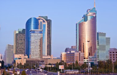 Astana şehrindeki yüksek katlı binaları modern, Kazakistan 