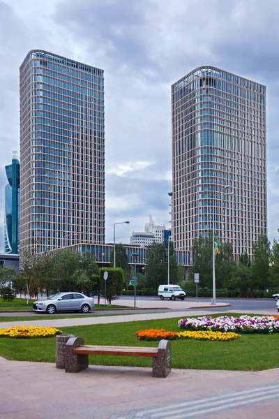 Dwa nowoczesne wieżowce w mieście Astana, Kazachstan — Zdjęcie stockowe