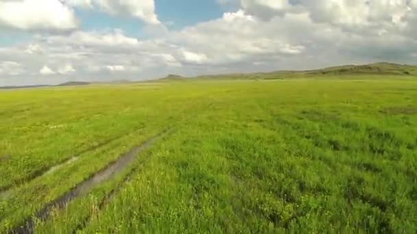 Flygfoto över i stäppen Kazakstan med lera road. Aerophotography — Stockvideo