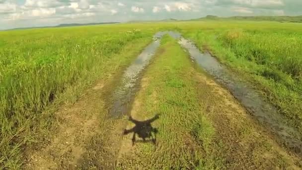 Antenn drönare som landar på gräset vägen i stäppen i Kazakstan — Stockvideo