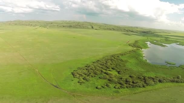 Flygfoto över i stäppen med sjön i Kazakstan — Stockvideo