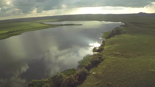 Widok z lotu ptaka w stepie z jeziora Kazachstanu — Wideo stockowe