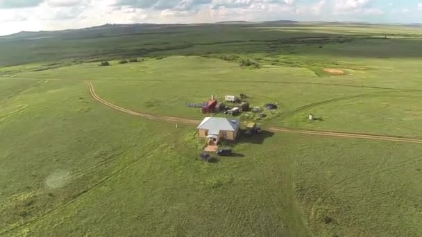 Vue aérienne de la maison dans la steppe sauvage du Kazakhstan — Video