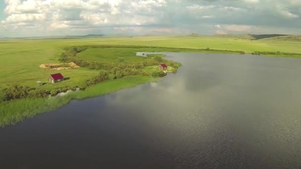 Vista aérea de dos casas en la costa del lago, Kazajstán — Vídeos de Stock