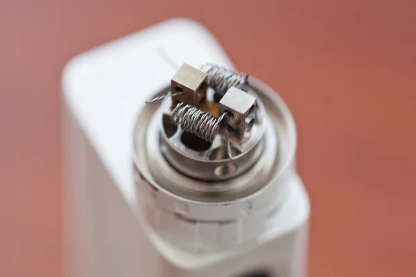 Macro foto della nuova bobina attorcigliata montata nella sigaretta elettronica — Foto Stock