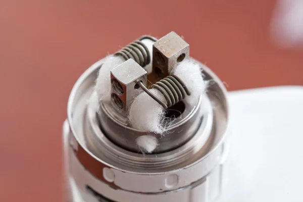 Macro foto della nuova bobina di clapton montata nella sigaretta elettronica — Foto Stock