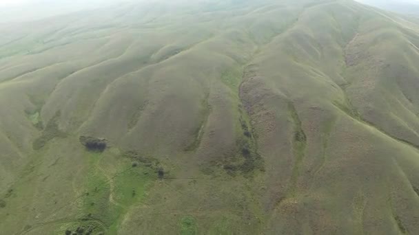 Vista aérea de colinas com grama verde — Vídeo de Stock