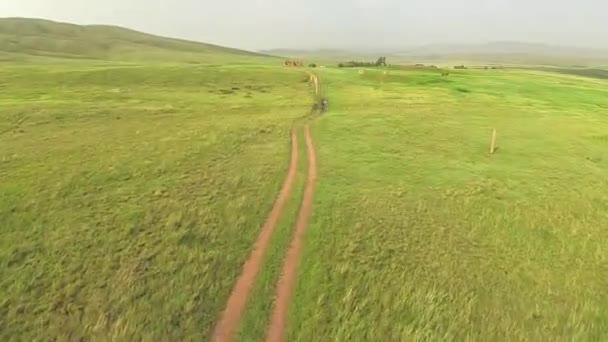 Vue aérienne de la steppe avec route du Kazakhstan 