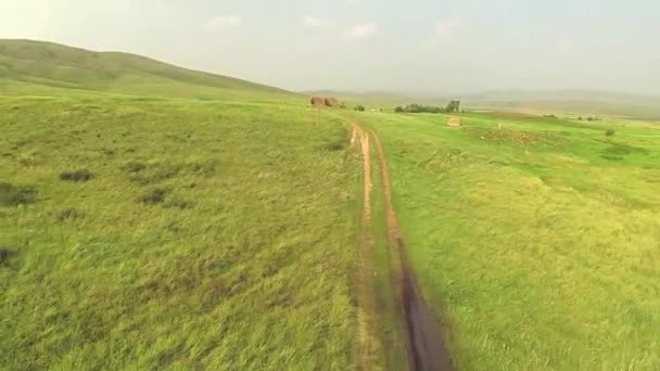 Luftaufnahme in der Steppe mit der Straße von Kasachstan — Stockvideo