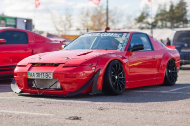 KYIV, UKRAINE - 16 Kasım 2016: Kırmızı, Japon spor arabası oyun sahasında duruyor, Nissan SX200.