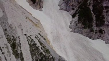 Alp dağlarında karlı çamur akışının havadan görünüşü
