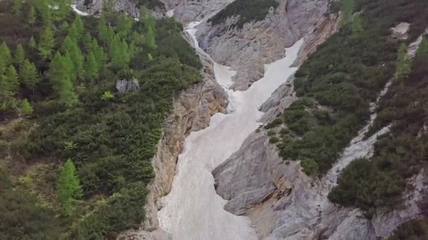 Vista Aérea Del Flujo Lodo Con Nieve Alta Las Montañas — Vídeos de Stock